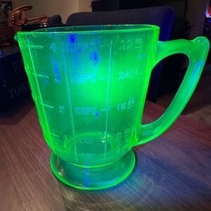 Vtg GREEN URANIUM VASELINE GLASS Footed Measuring Cup 4 Cup 32 Oz